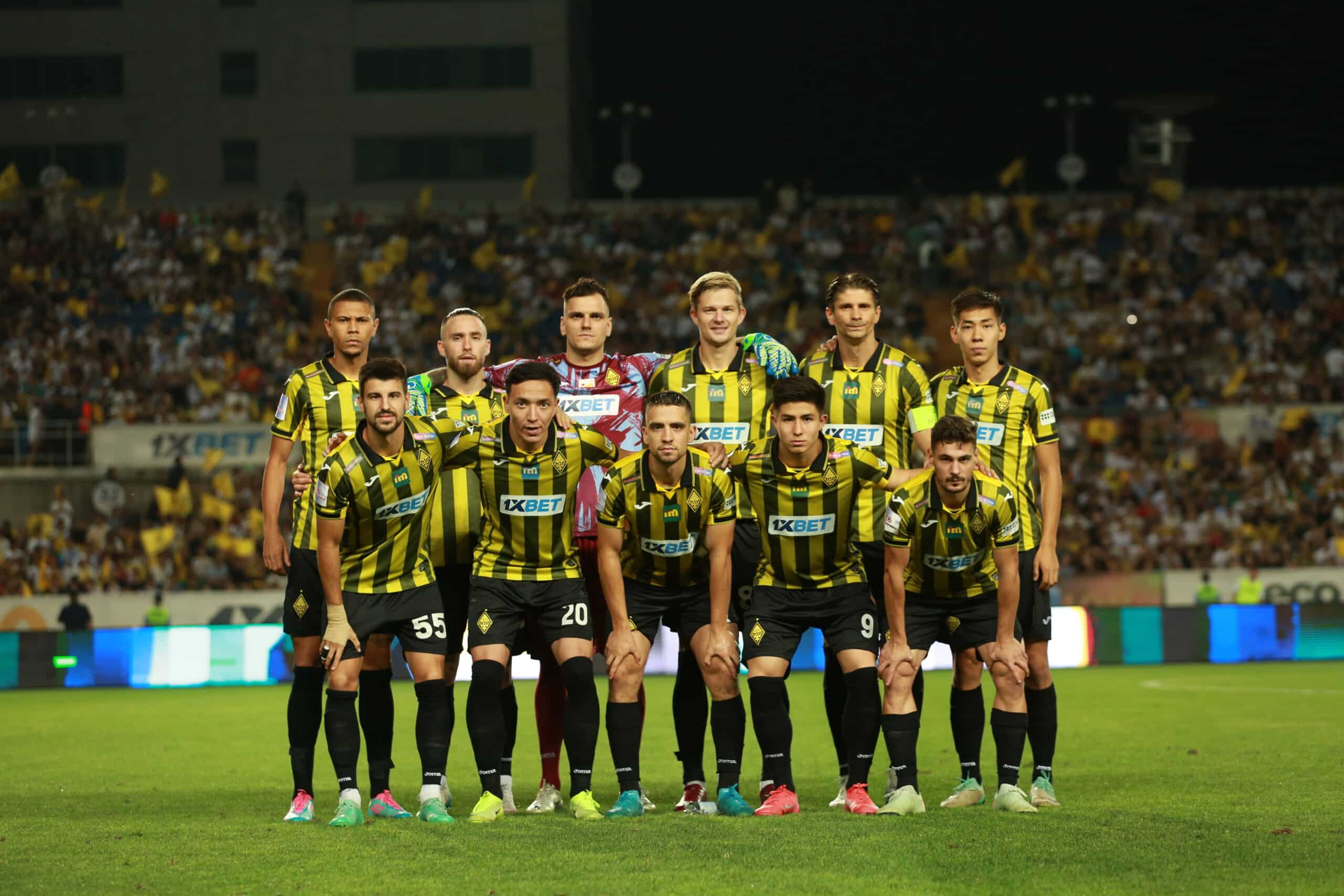 Бақшадағы жалаңаш қыздардың фотосы