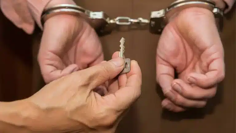 Амнистияға іліккендердің алғашқы легі бостандыққа шықты