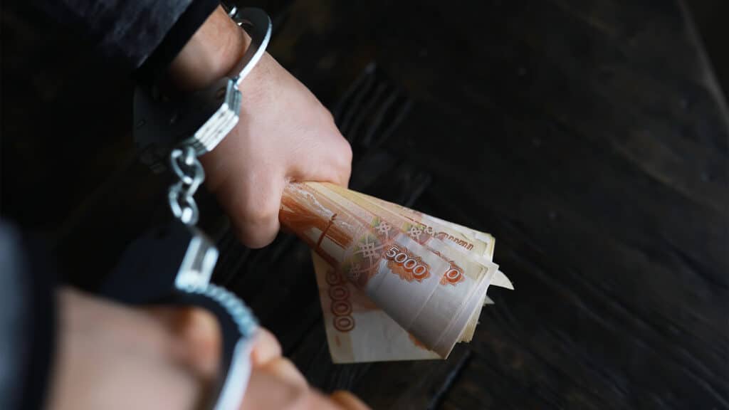 Алматинский чиновник получил 11 лет за взятку за взятку в 73,5 млн тенге