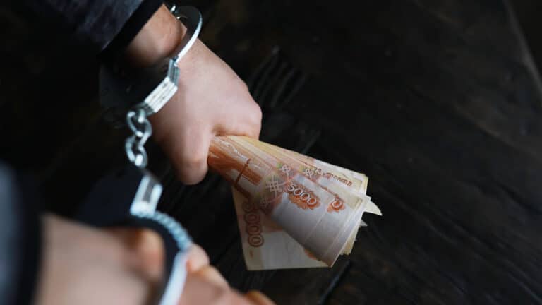 Алматинский чиновник получил 11 лет за взятку за взятку в 73,5 млн тенге