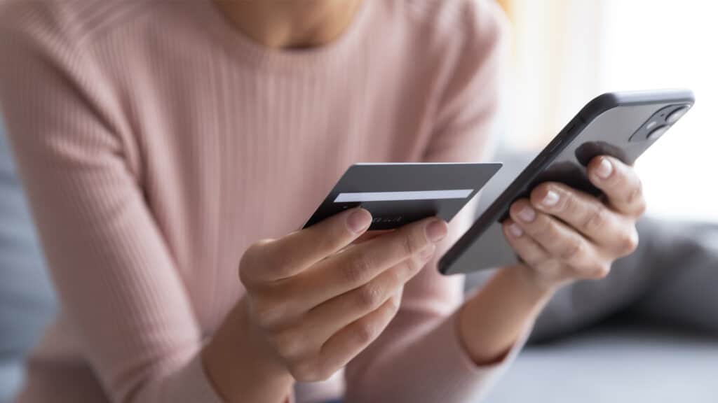 Переводы казахстанцев за рубеж через «Золотую Корону» снизились на 15%