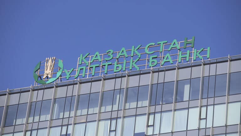 Нацбанк влияет на курс в фоновом режиме