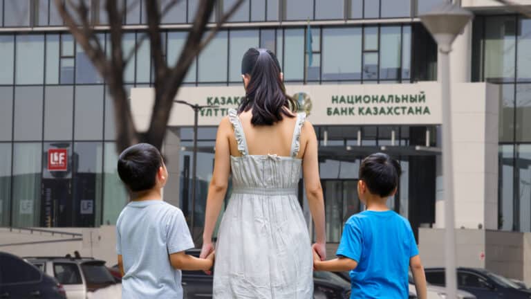 Ұлттық банк декреттегі әйелден 17 млн теңге өндіріп алғалы жатыр