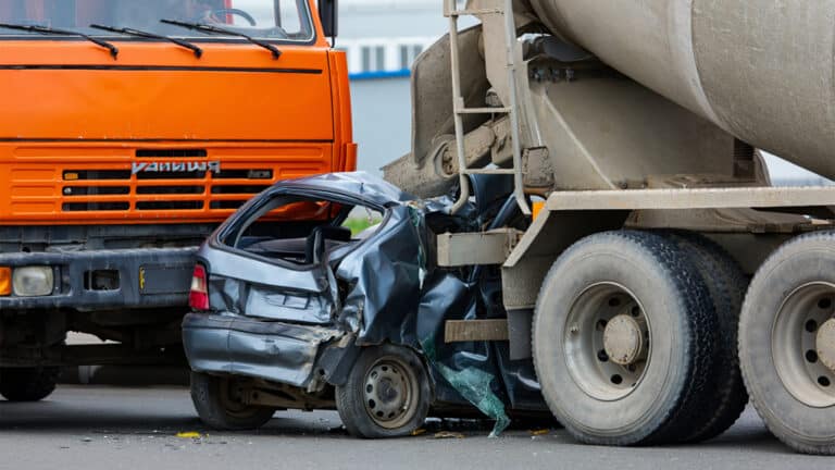 Автомобиль раздавило между КамАЗом и бетономешалкой в Астане