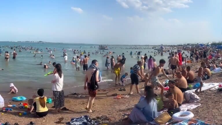 Казахстанцы возмущены толпами людей и антисанитарией на Капшагае