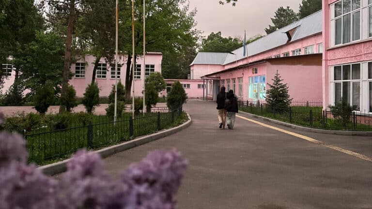 В Алматы рядом со скандальным детдомом в Баганашыле закрывают школу №88