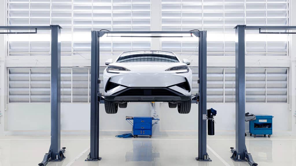 Владельцы электрокаров пожаловались на долгие сроки ремонта