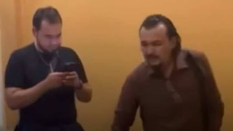 Жұбаныш Жексенұлы әуежайда әйел адамды балағаттағаны үшін айыппұл арқалады