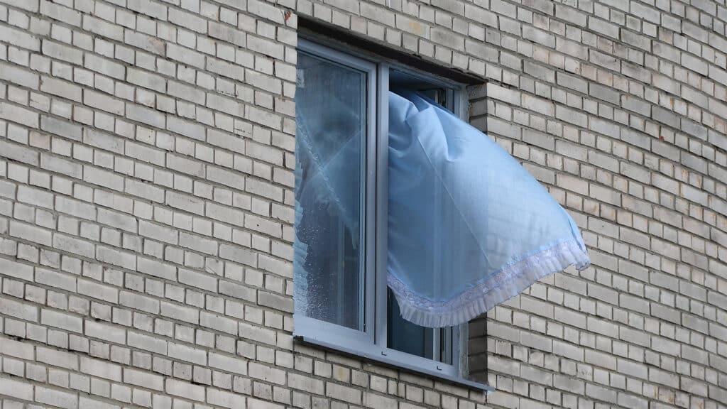В Шымкенте трехлетний ребенок выпал из окна и погиб