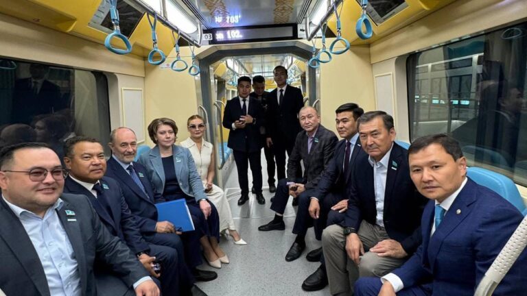 Депутаттар LRT-мен жүріп көрді