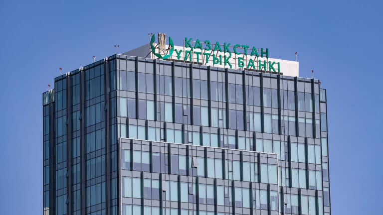 Опрошенные АФК эксперты ожидают снижения базовой ставки до 14,75% через год