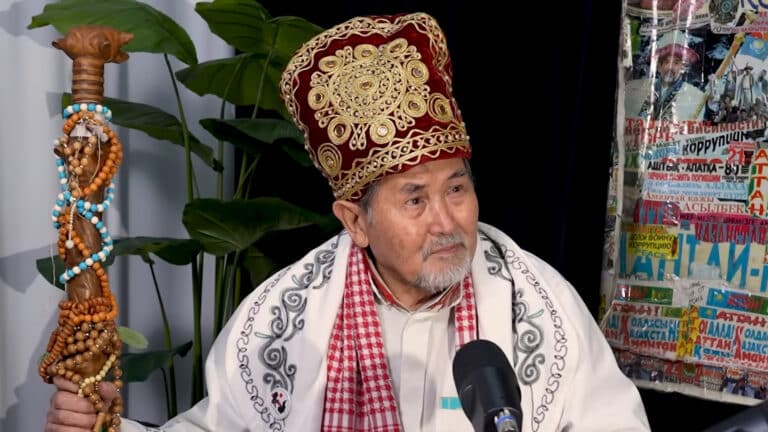 Экс-кандидат в президенты толкнул женщину с лестницы в Алматы