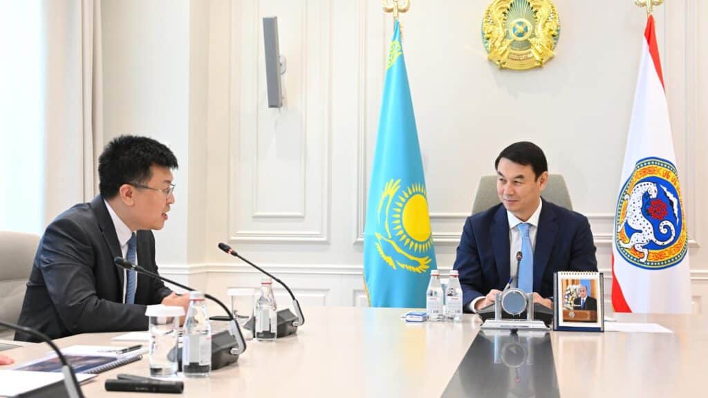 Алматы қаласы әкімі Дархан Сатыбалды мен BYD компаниясының басқарушы директоры Айван Цао / фото: Алматы қаласы әкімдігінің баспасөз қызметі