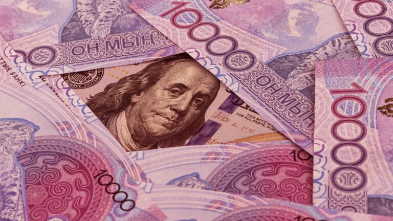 Курс тенге продолжает падение до 545 за доллар