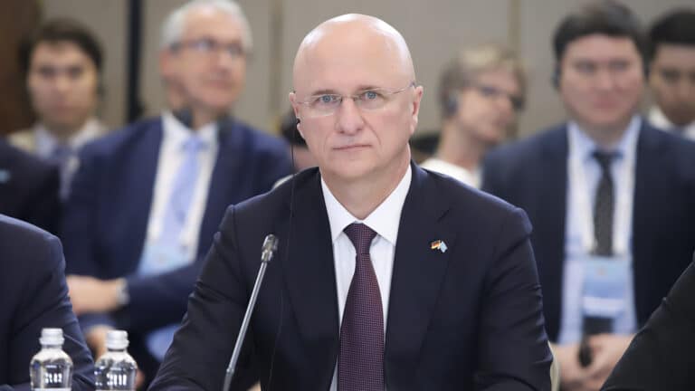 Миллионеры из списка Forbes не влияют на политику государства, заявил Скляр