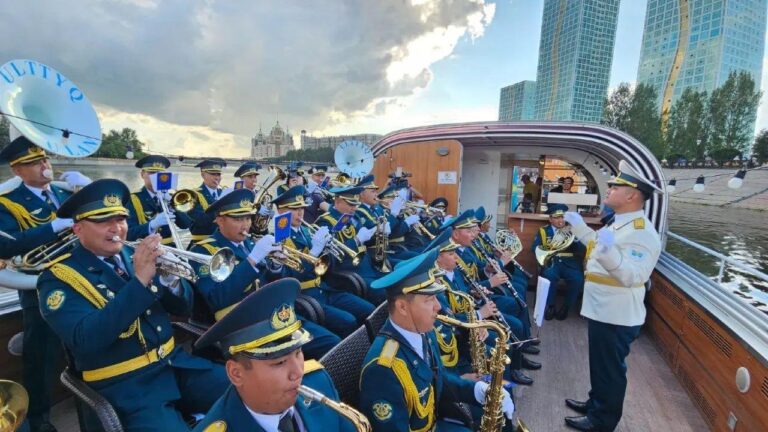 Астана күні: Әскерилер су үстінде концерт көрсетті