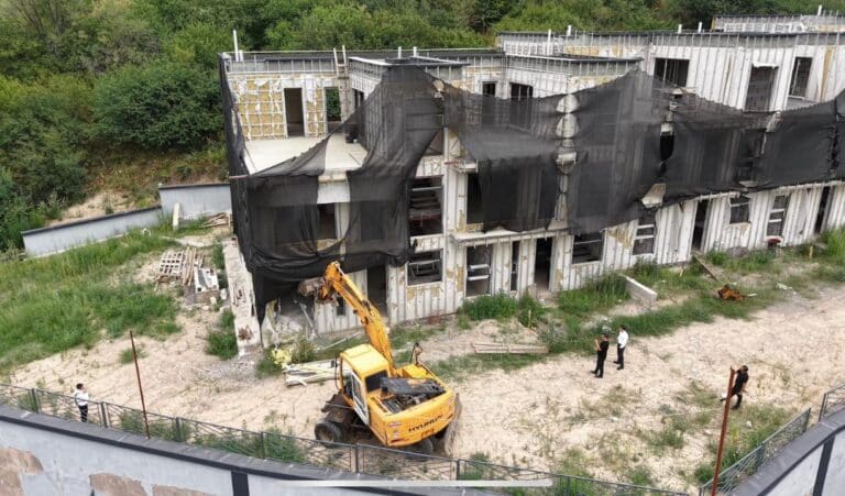 Алматының тау бөктерінде заңсыз салынған таунхаус сүріліп жатыр