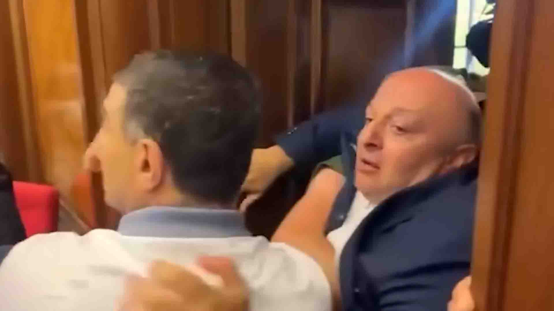 Армян парламентіндегі төбелес кезінде түсірілген видео тез таралды / скриншот