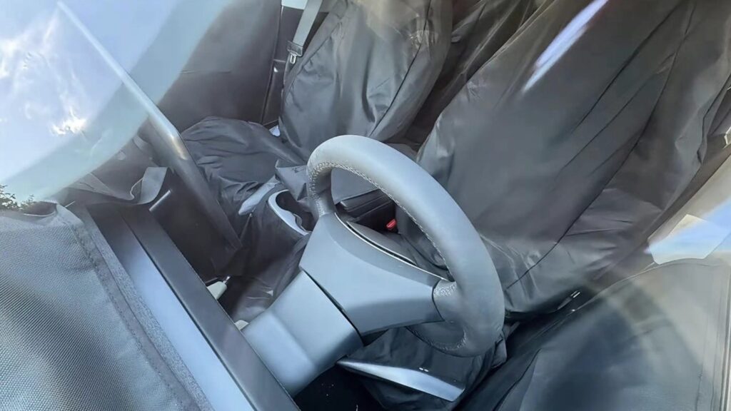 В Сети появились шпионские фото Tesla Model Y «для бедных»