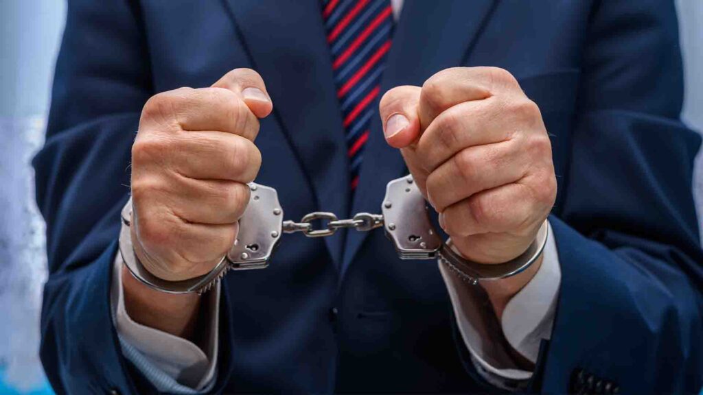 Сотталған шенеуніктер бірқатар маңызды лауазымды қызмет атқара алмайды / shutterstock