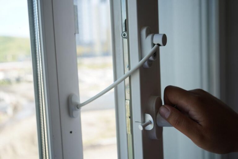 ТЖМ көпқабатты үйлердің терезелеріне тегін құлып орната бастады