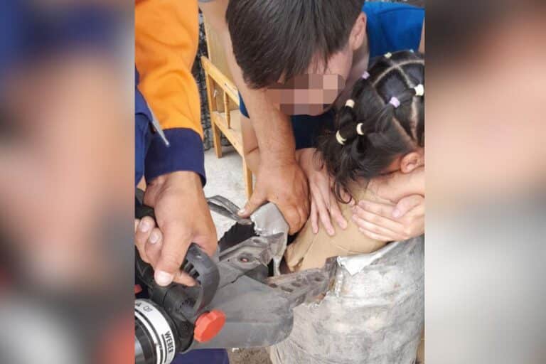Пятилетняя девочка застряла в металлической фляге в Аягозе
