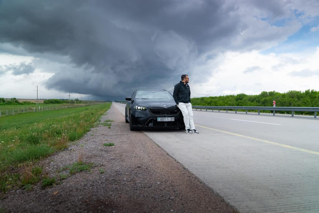 Автоблогер Итаев протестировал BMW M5 на трассе Астана – Алматы