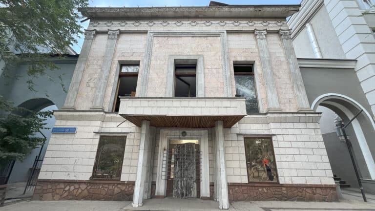 В Алматы начали снос здания Национального пресс-клуба на Аллее баров