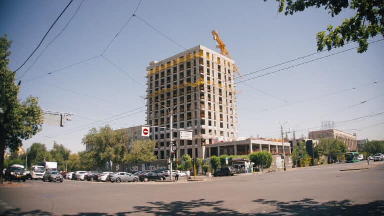 Апарт-отель бизнес-класса Radisson Turkistan соседствует с ломбардами и гадалками