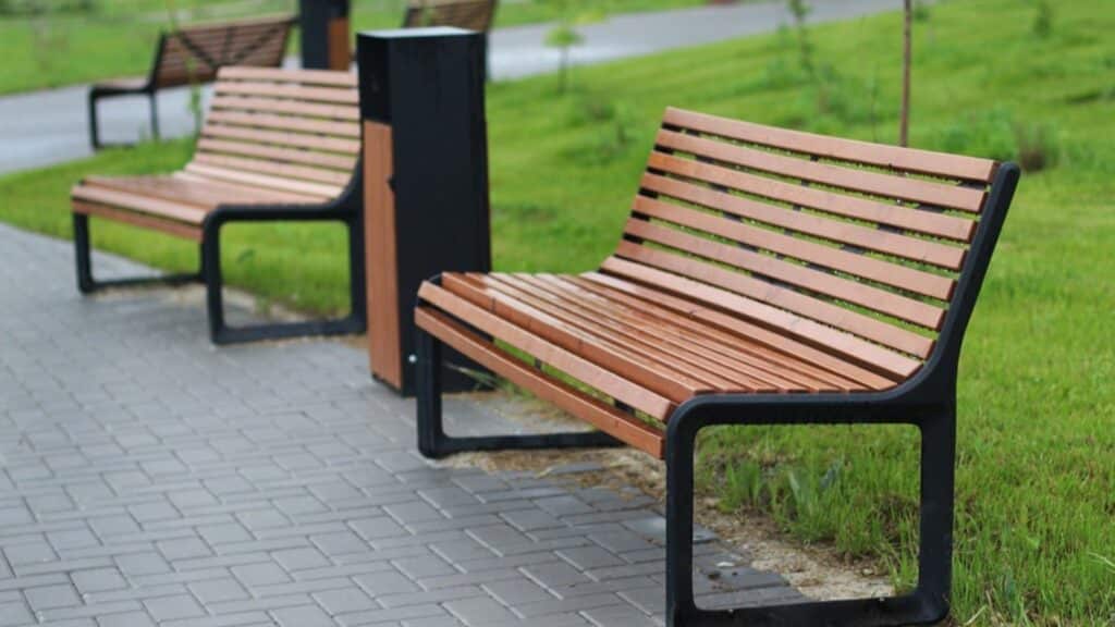 Алматыда 48 млн теңгеге көше орындығы мен қоқыс жәшігі қойылады