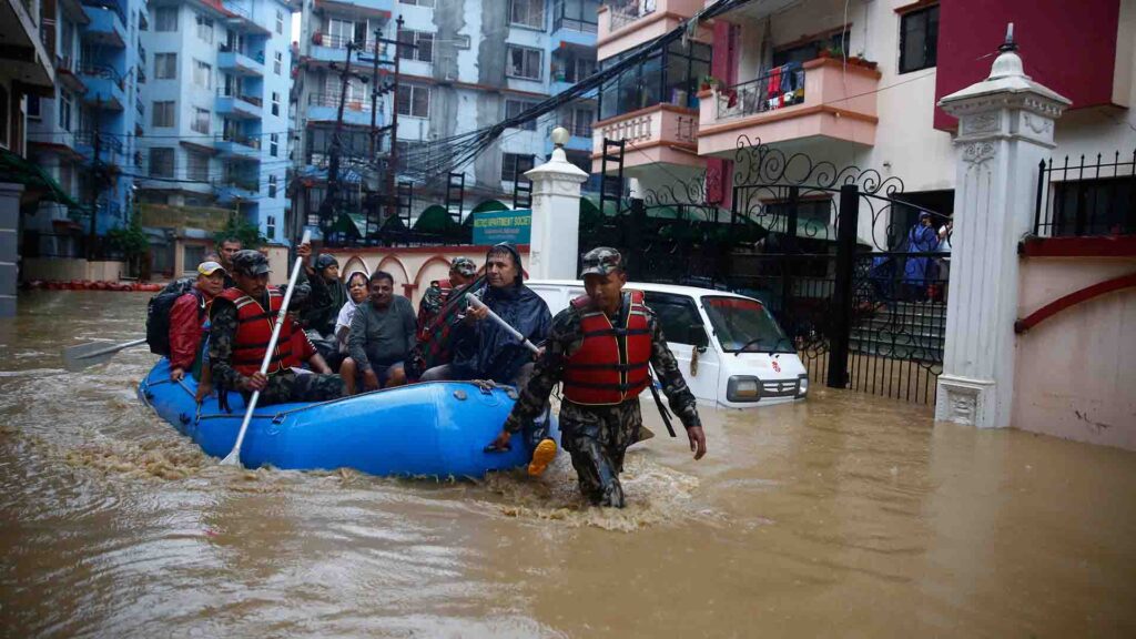 Қытай мен Непал арқылы өтетін өзен тасып, екі елді байланыстыратын көпір қирады