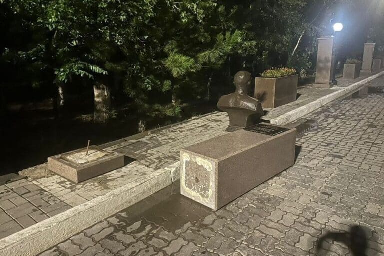 В Атырау вынесли приговор по делу о смерти девочки, на которою упал памятник
