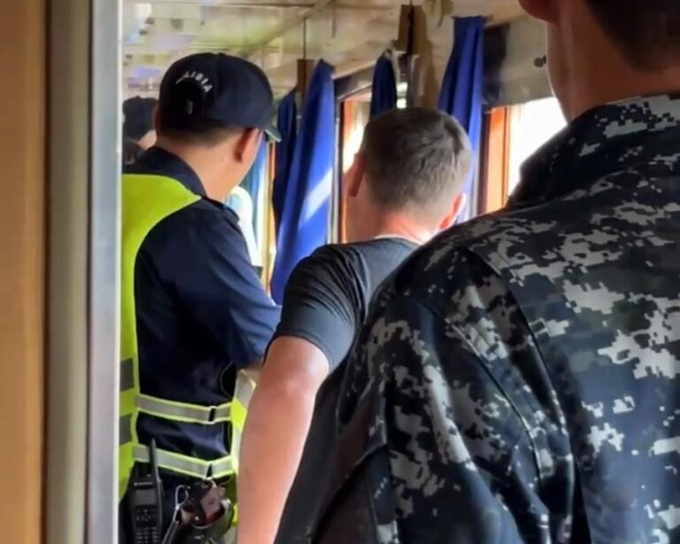 Пьяный пассажир разбил пивным бокалом окно в казахстанском поезде