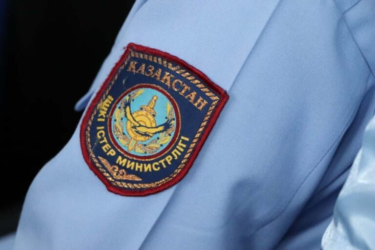 Высокопоставленный полицейский попал в больницу Астаны с резаными ранами рук