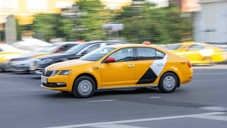 Санкт-Петербургте мигранттарға такси жүргізуге тыйым салынды