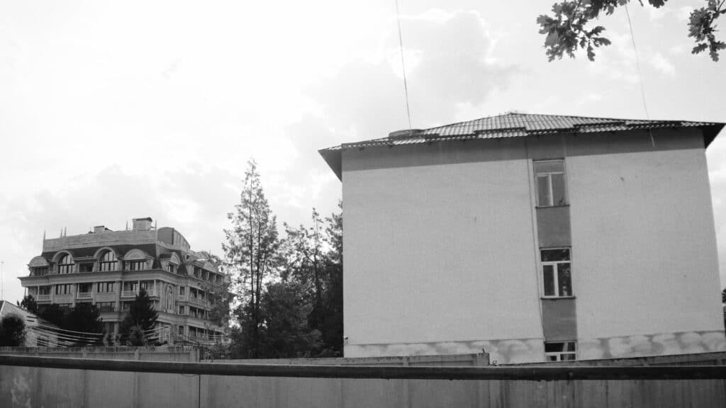 Рядом с «аварийным» детдомом № 1 соседствуют элитные ЖК и пустыри