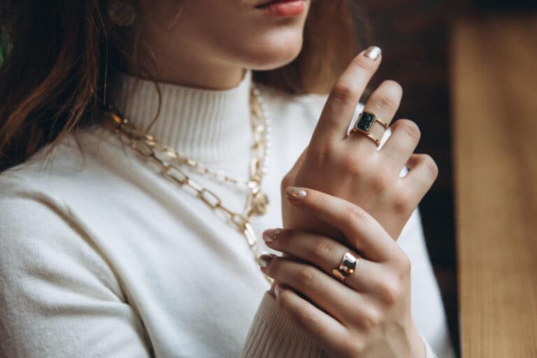 Изъятые украшения проданы на 20% дороже стартовой цены