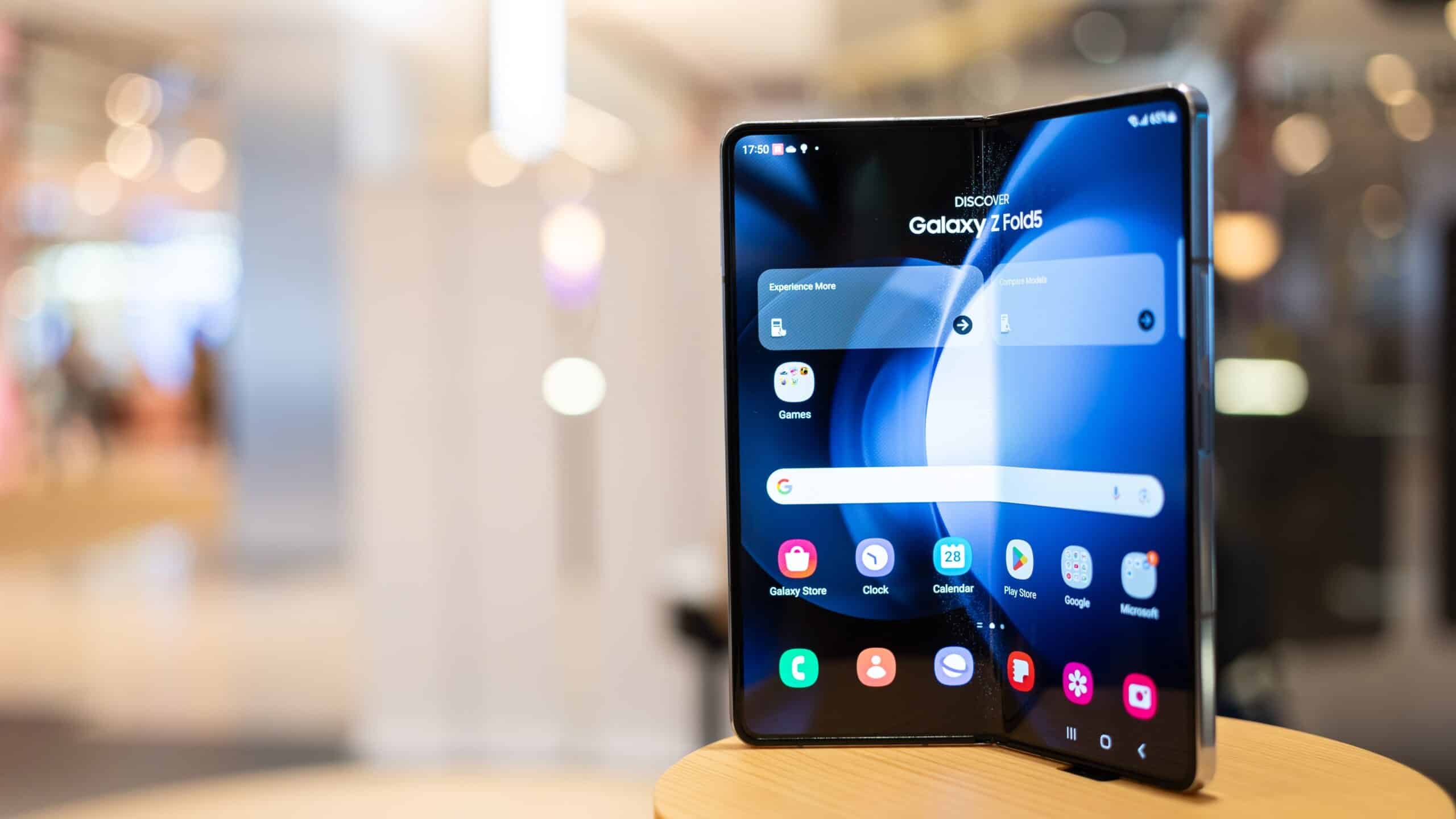 Galaxy Z Flip7 жасанды интеллекттің шексіз мүмкіндіктерін ашады / фото: shuterstock