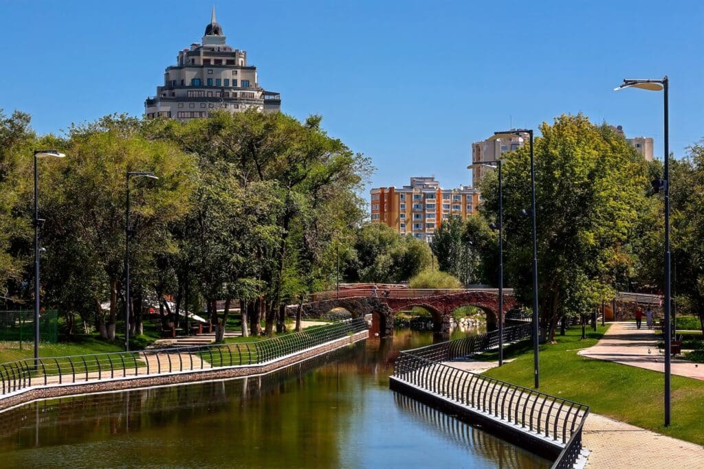 Парковку перед центральным парком в Астане закрыли на ремонт