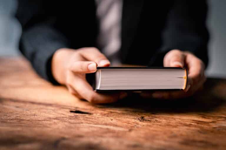 Спортсменам запретят ругаться матом и выставлять религиозность напоказ в Казахстане