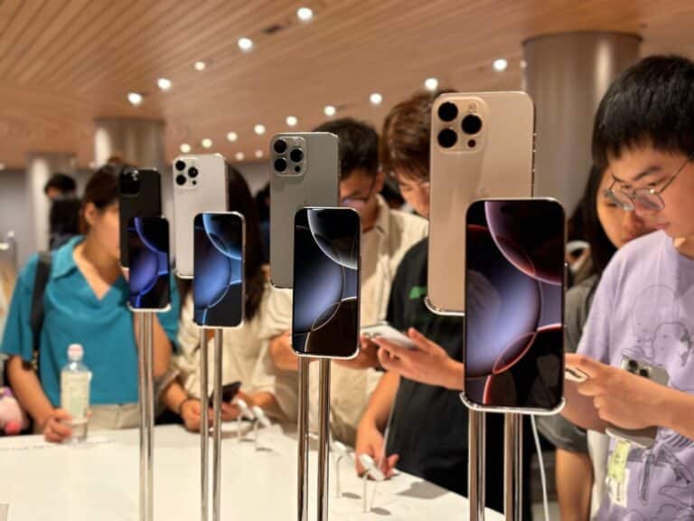 Главное к утру: iPhone vs Huawei, рекорд квантовых хедж-фондов, лимиты добычи ОПЕК+