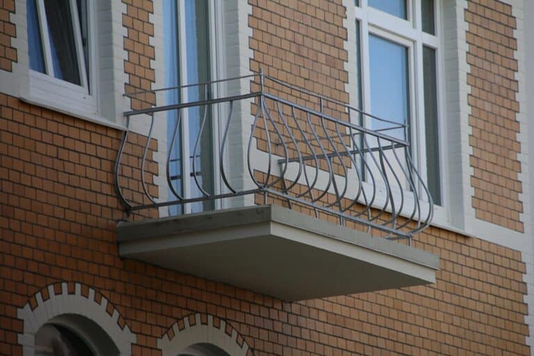 Балкон обрушился на женщину во время урагана в России