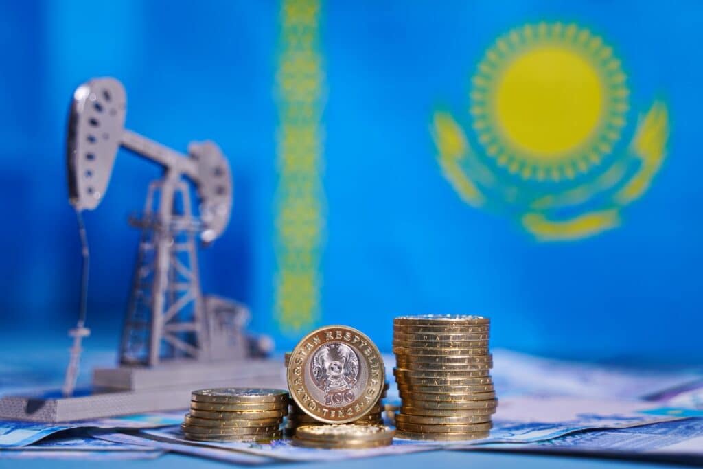 Аналитики ухудшили прогноз по курсу тенге и улучшили по росту ВВП