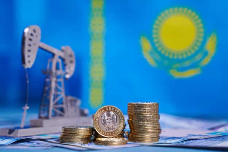 Аналитики ухудшили прогноз по курсу тенге и улучшили по росту ВВП
