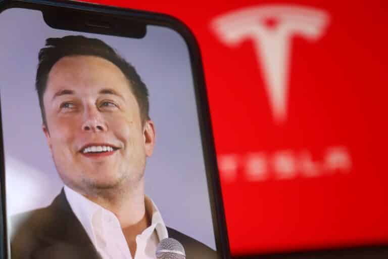Акции Tesla упали в цене после заявления Маска о создании новой партии