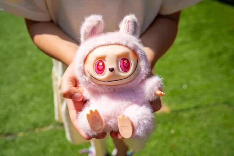 В Китае стали популярными «игрушечные доктора» для Лабубу