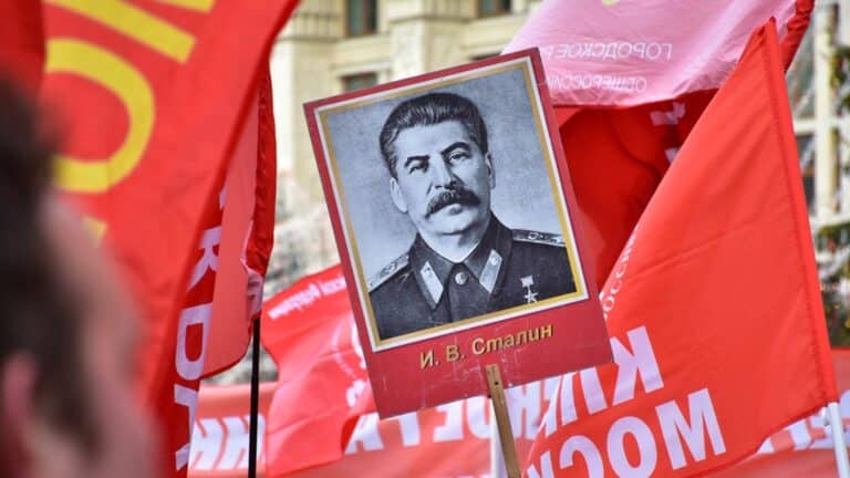 Путин соғыс кезінде қудалауды күшейткен тұста, Сталин мұрасы қайта тірілді