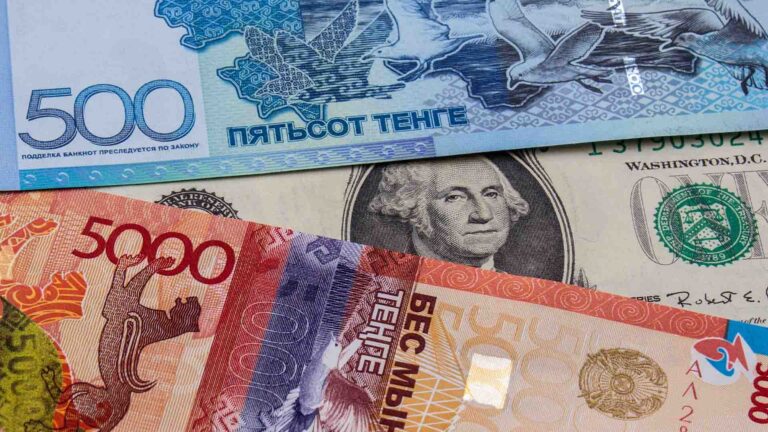 Теңге тағы құнсызданды: айырбастау пункттерінде доллар 547 теңгеден сатылып жатыр