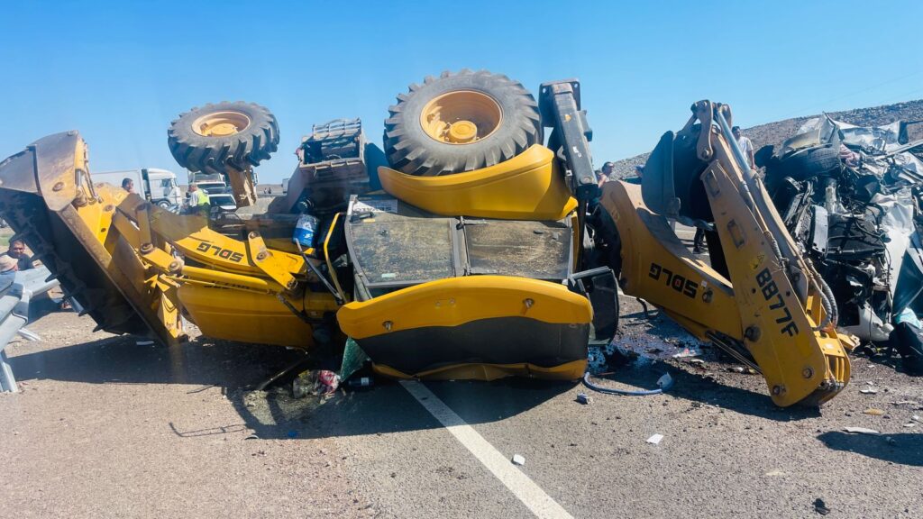 Toyota Alphard пен экскаватор соғысып, төрт адам қаза тапты