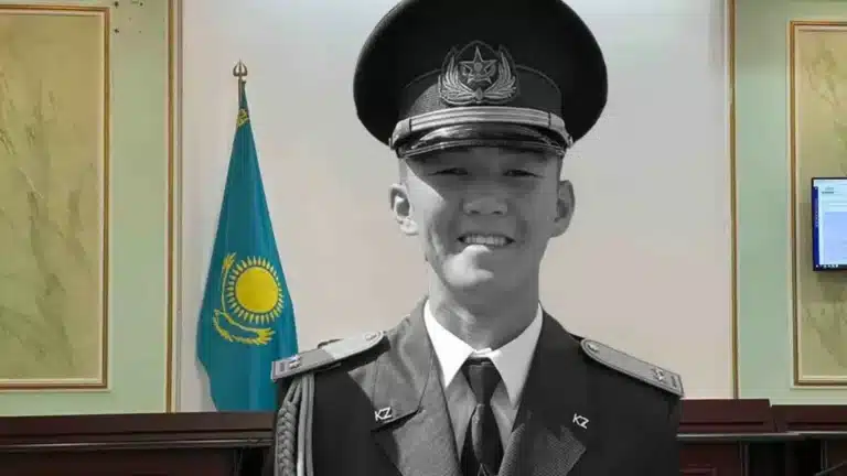 «Бұйрық орындауға шықтық»: әскеридің қазасынан кейін қамалған сарбаз сотта не деді